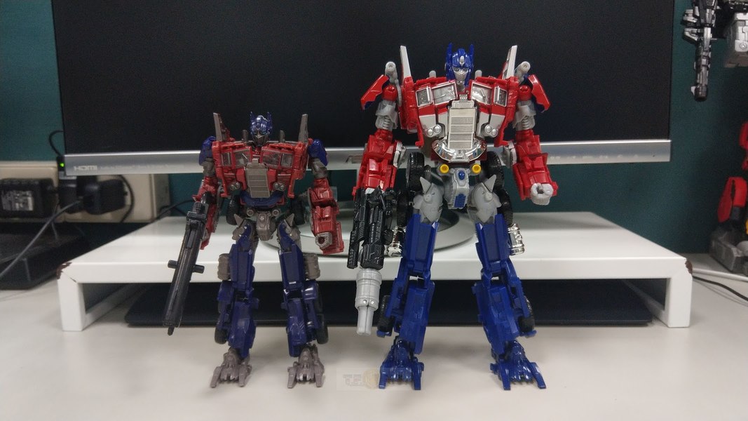 Bumblebee The Movie BB 02 Legendary Optimus Prime   In Hand Images Of TakaraTomy Exclusive Release  (13 of 40)